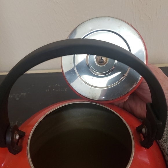 Le Creuset Tea Kettle 1.6 Quarts Orange - Picture 2 of 6